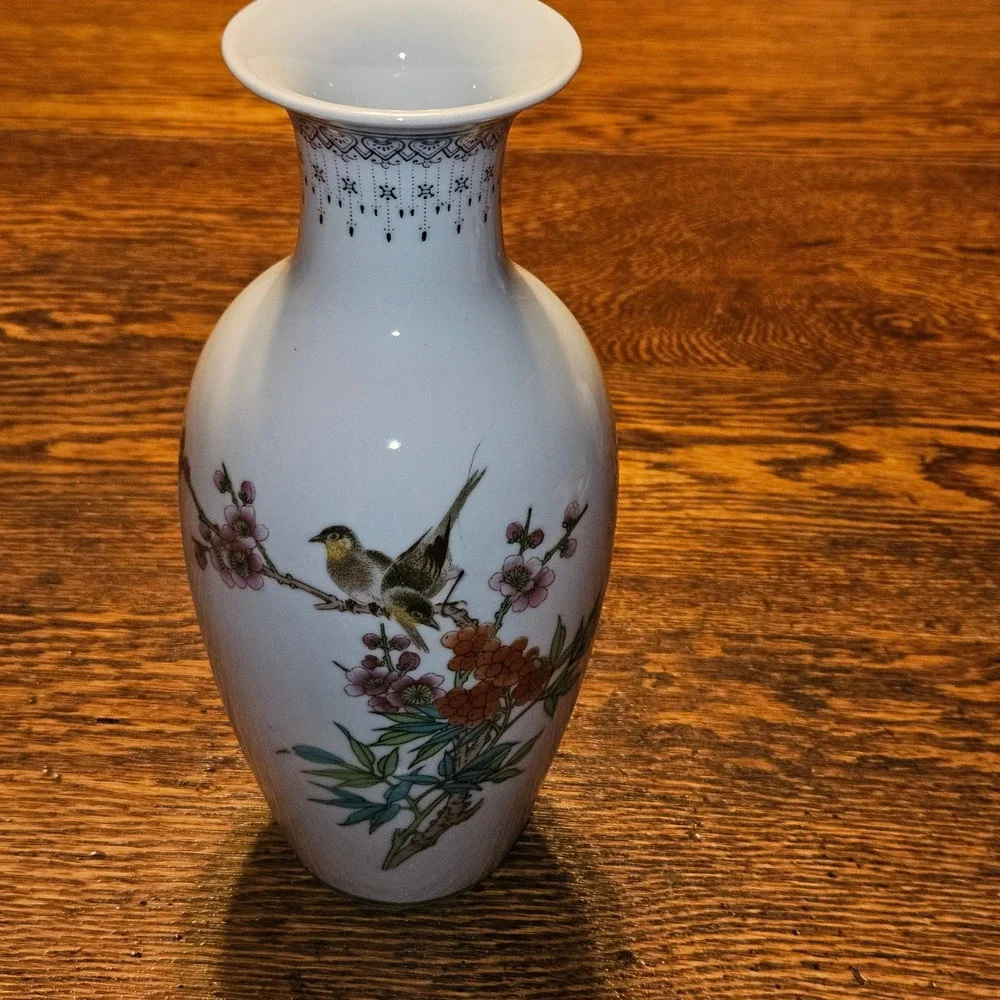 Vintage Jingdezhen Chinese Porcelain Bud Vase Birds and Flowers White 10‎ Inch